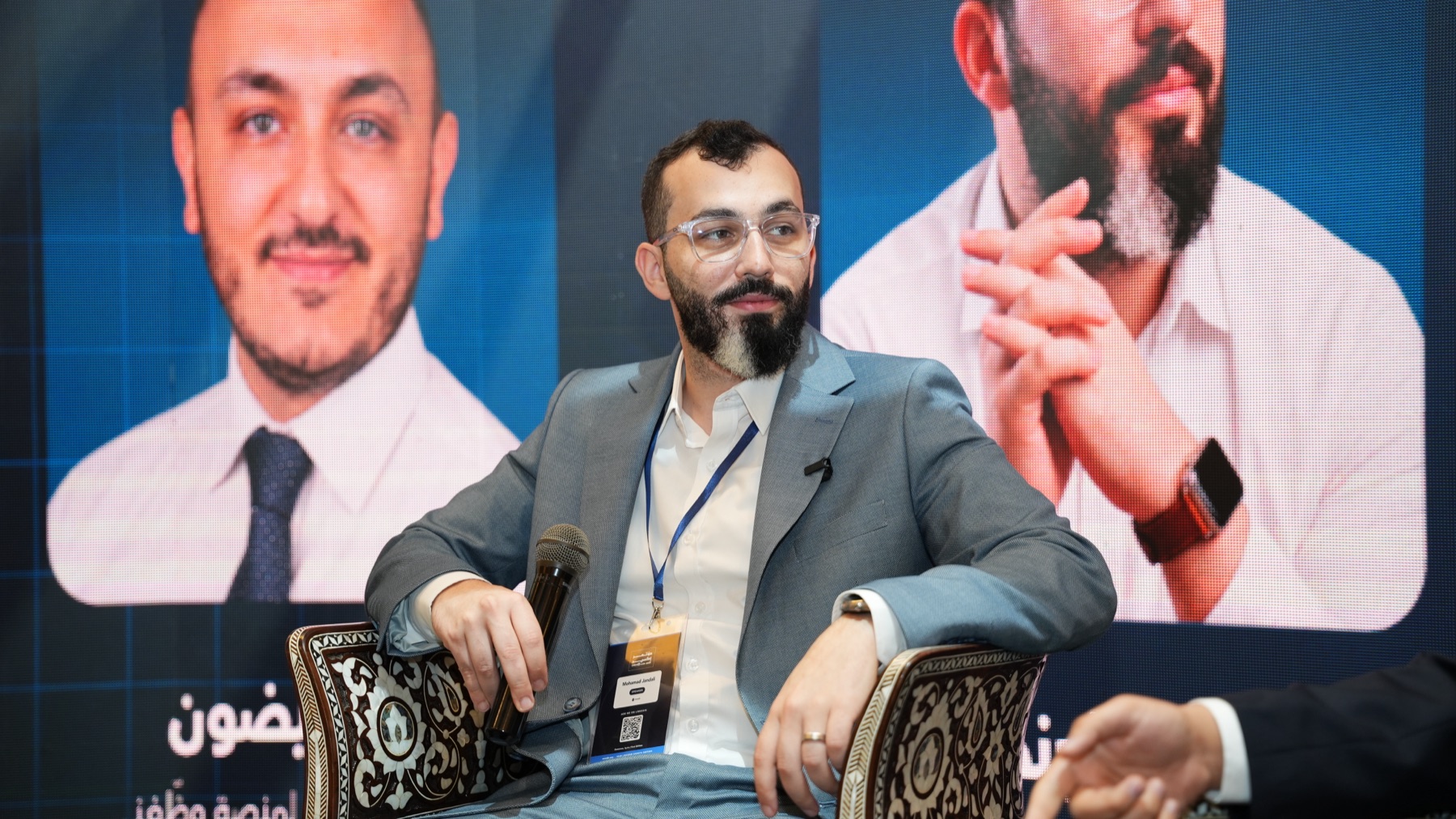 محمد الجندلي على مسرح الجلسة الحوارية في مؤتمر إكسيد للنمو على لينكدإن في دمشق