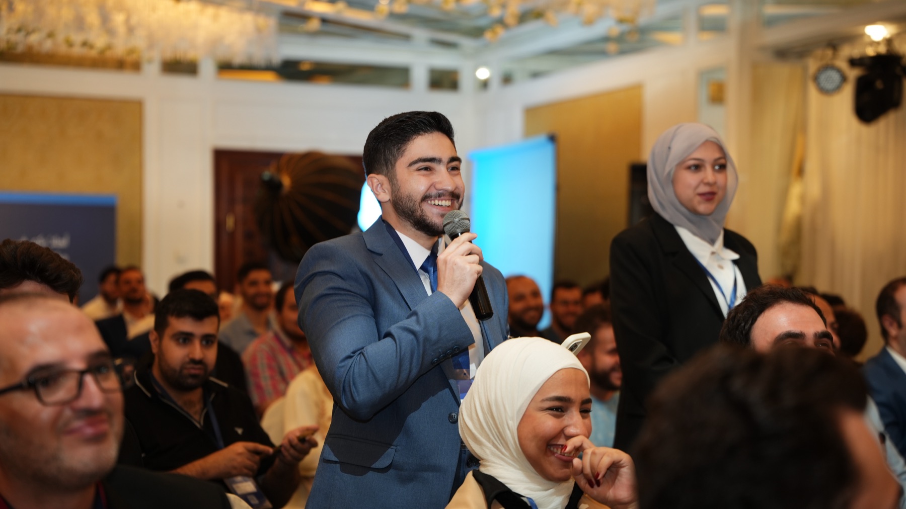 أحد الحضور يطرح سؤالًا خلال جلسة الأسئلة والأجوبة في مؤتمر إكسيد للنمو على لينكدإن